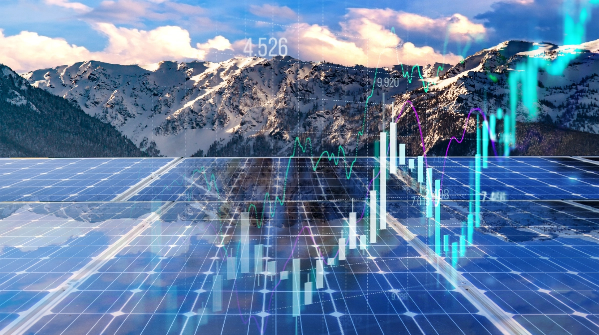 Photovoltaik Anlage vor Alpenhintergrund