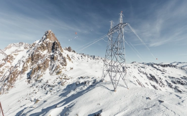 Strommast in winterlicher Landschaft