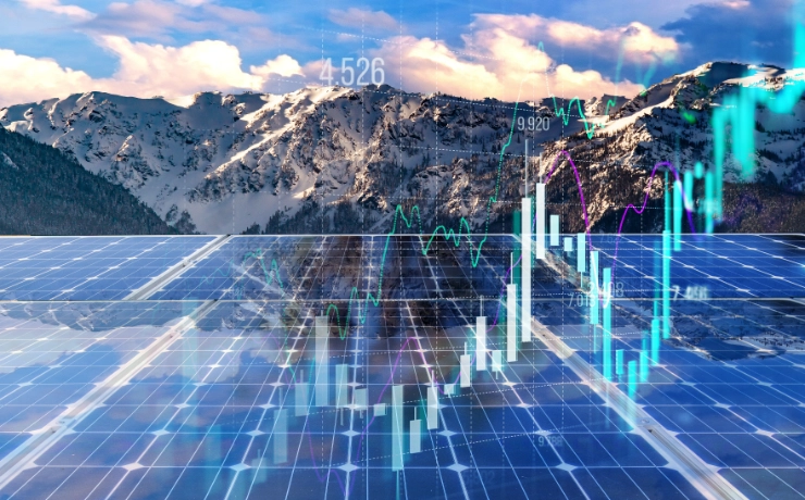 Photovoltaik Anlage vor Alpenhintergrund
