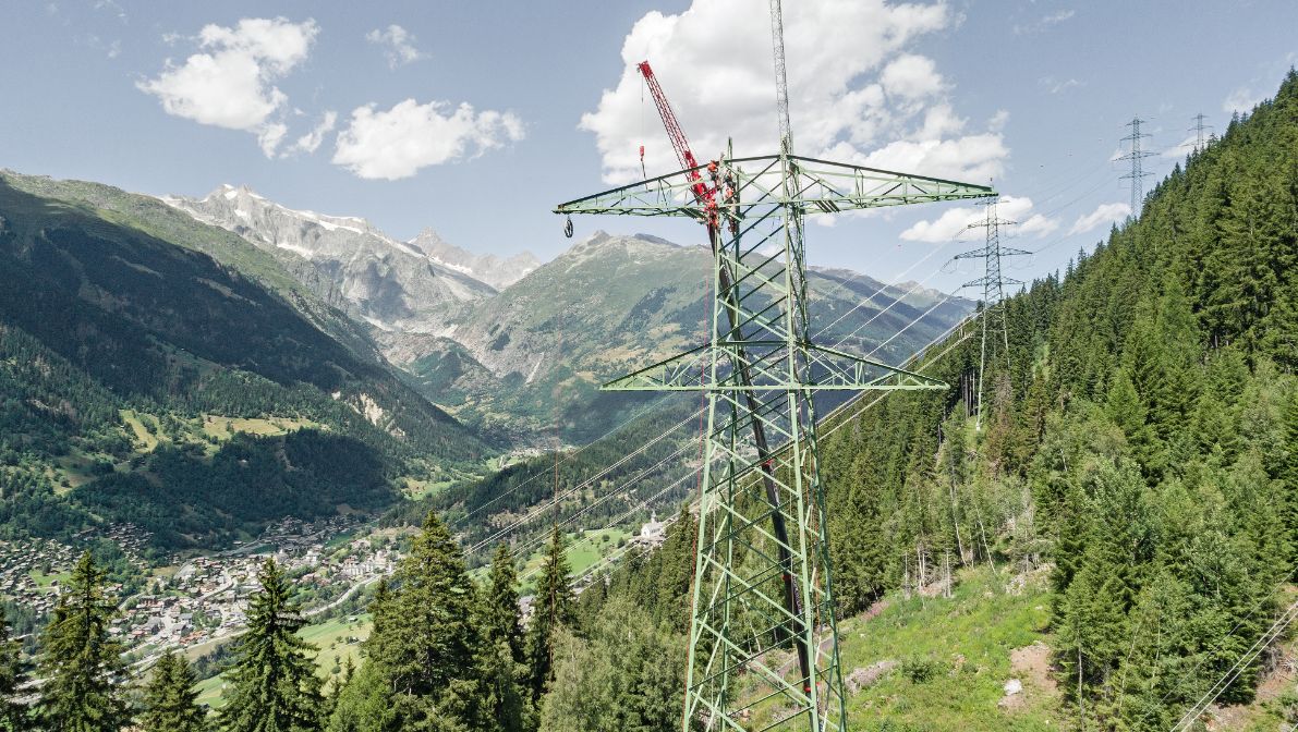 Die Montagearbeiten für die neue Höchstspannungsleitung zwischen Mörel-Filet und Ulrichen sind bereits weit fortgeschritten.