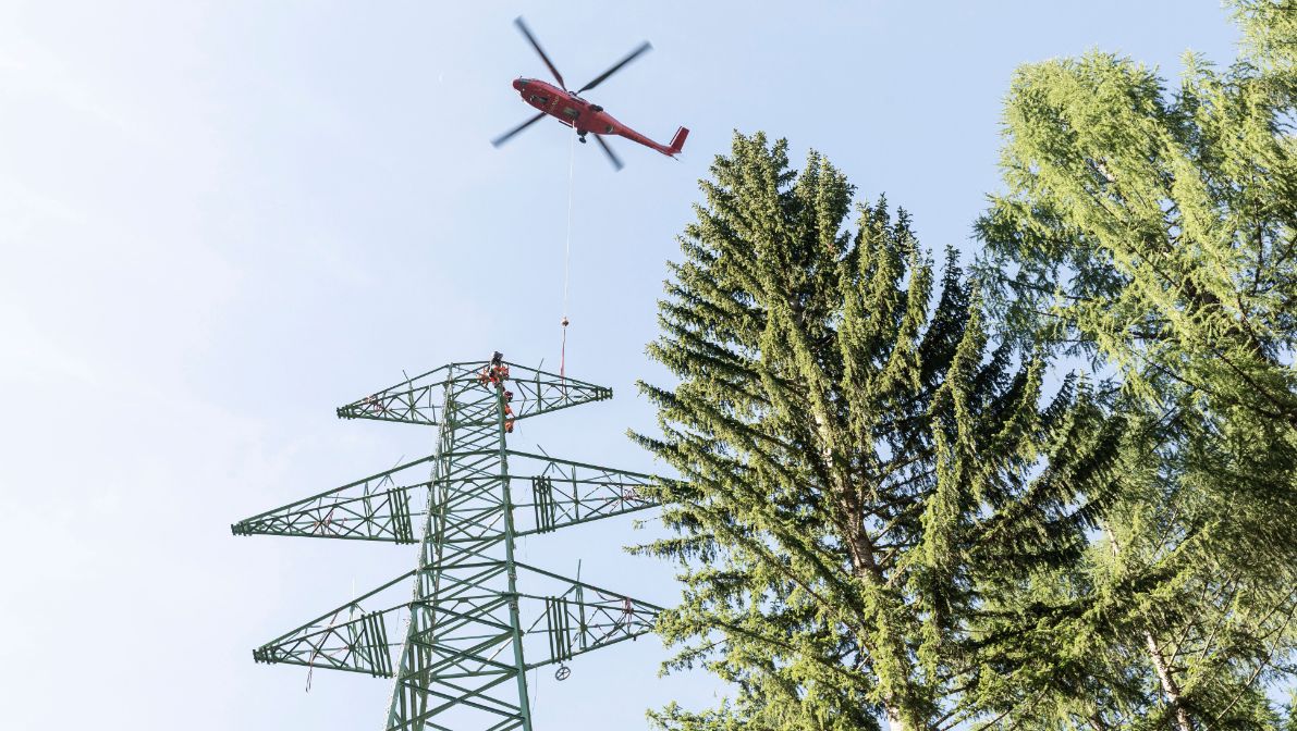 Die Montagearbeiten für die neue Höchstspannungsleitung zwischen Mörel-Filet und Ulrichen sind bereits weit fortgeschritten.