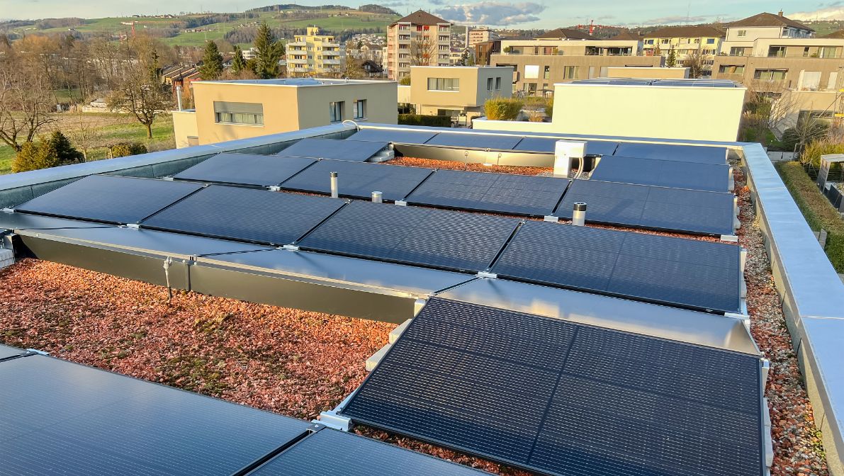 Gut isoliert, mit effizienter Erdsonden-Wärmepumpe und Solaranlage auf dem Dach: Das Zuhause von Marc Vogel ist energieoptimiert und leistet einen Beitrag zum Gelingen der Energietransformation.
