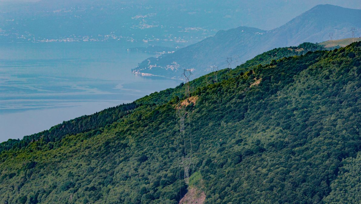 Il existe 41 lignes transfrontalières reliant le réseau de transport suisse aux réseaux des pays voisins, comme ici, près d’Indemini (TI) et de Maccagno en Italie.