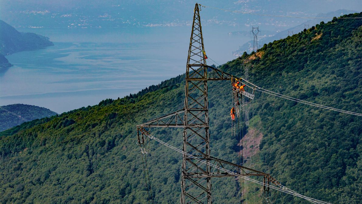La ligne Lavorgo – Musignano franchit la frontière entre la Suisse et l’Italie à l’ouest du Monte Tamaro. Ici, le passage d’un pays à l’autre est visible jusque dans le paysage, puisque l’aspect des pylônes change.