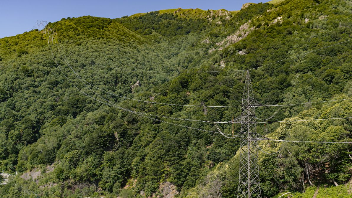 La ligne Lavorgo – Musignano franchit la frontière entre la Suisse et l’Italie à l’ouest du Monte Tamaro. Ici, le passage d’un pays à l’autre est visible jusque dans le paysage, puisque l’aspect des pylônes change.