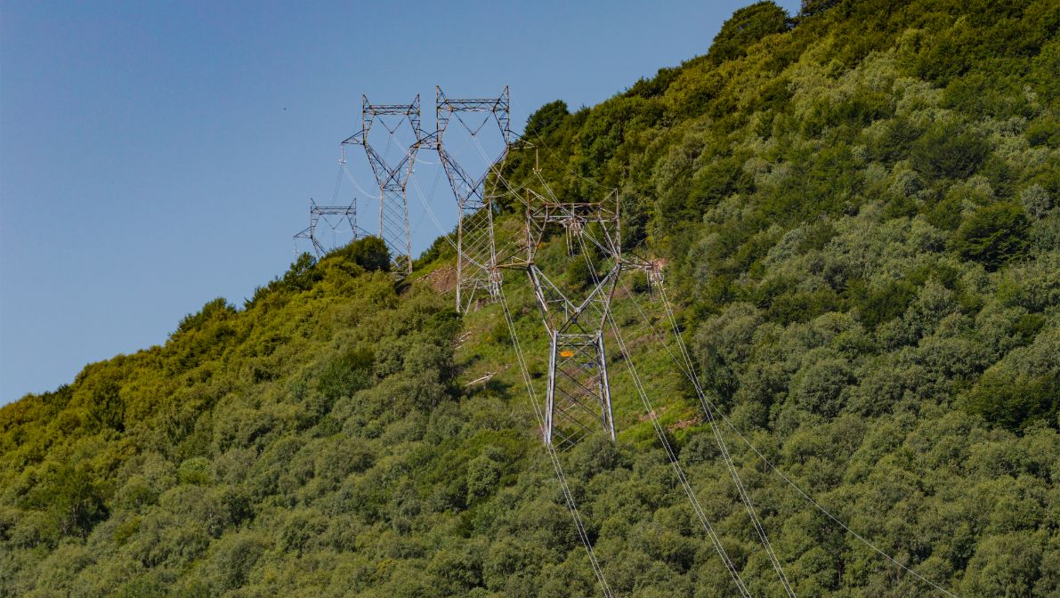 Les pylônes du gestionnaire de réseau italien Terna relient la sous-station de Musignano au réseau de Swissgrid.