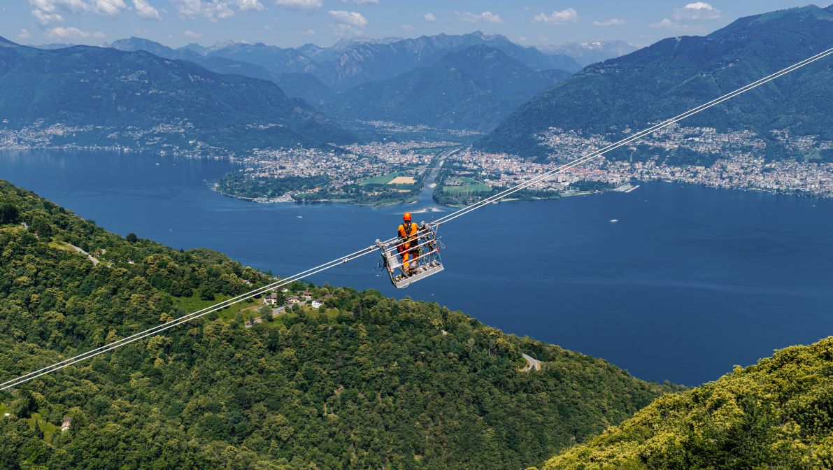 Les travaux de modernisation des réseaux électriques peuvent offrir des images spectaculaires, comme ici, avec le lac Majeur en toile de fond.