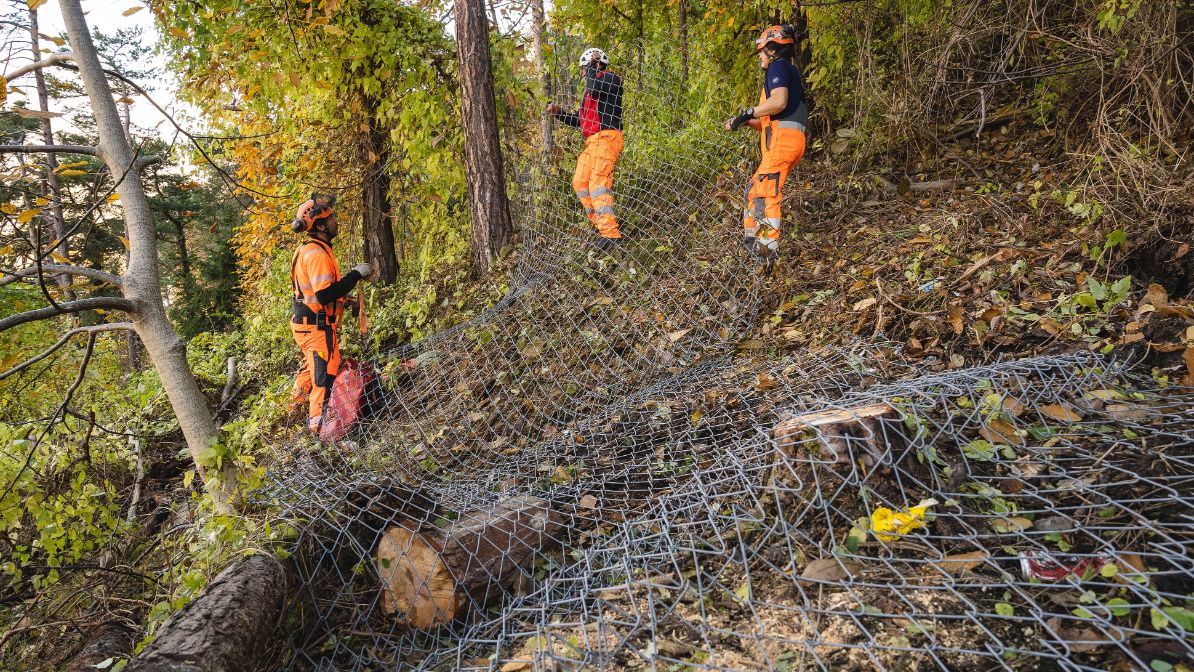 Pose de filets de protection pare-pierres au pylône 135 à Bramois, le 9 novembre 2018
