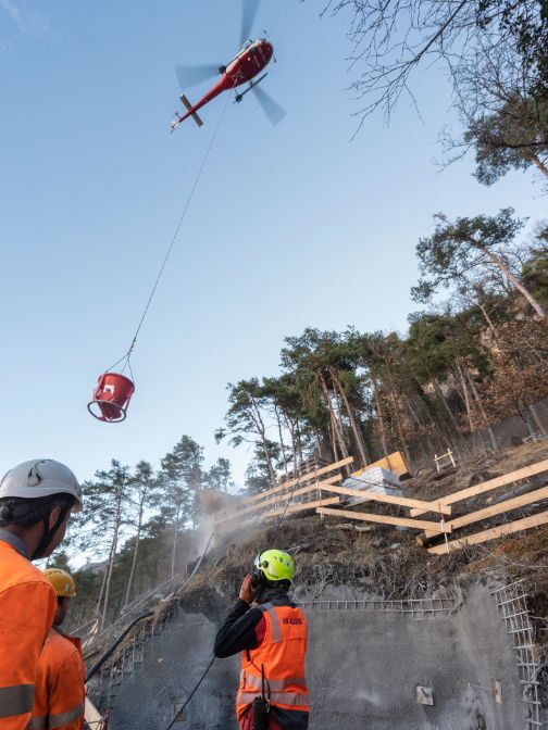 Transport du béton par hélicoptère, pylône 135 à Bramois, le 8 mars 2019
