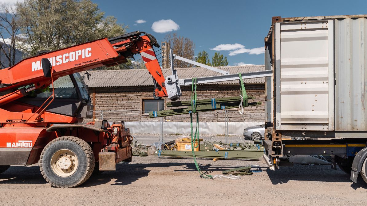 Livraison des bases à la place de chantier de Sion, le 15 avril 2019