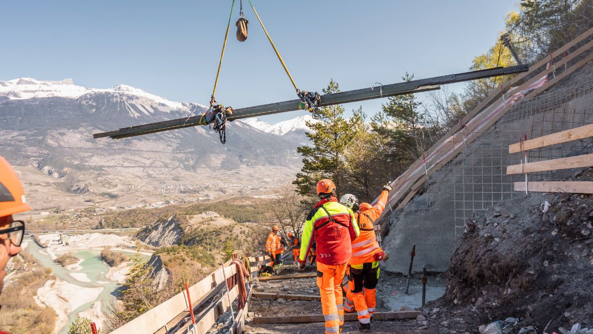 Assemblage de la base du pylône 171 à Chippis, le 15 avril 2019