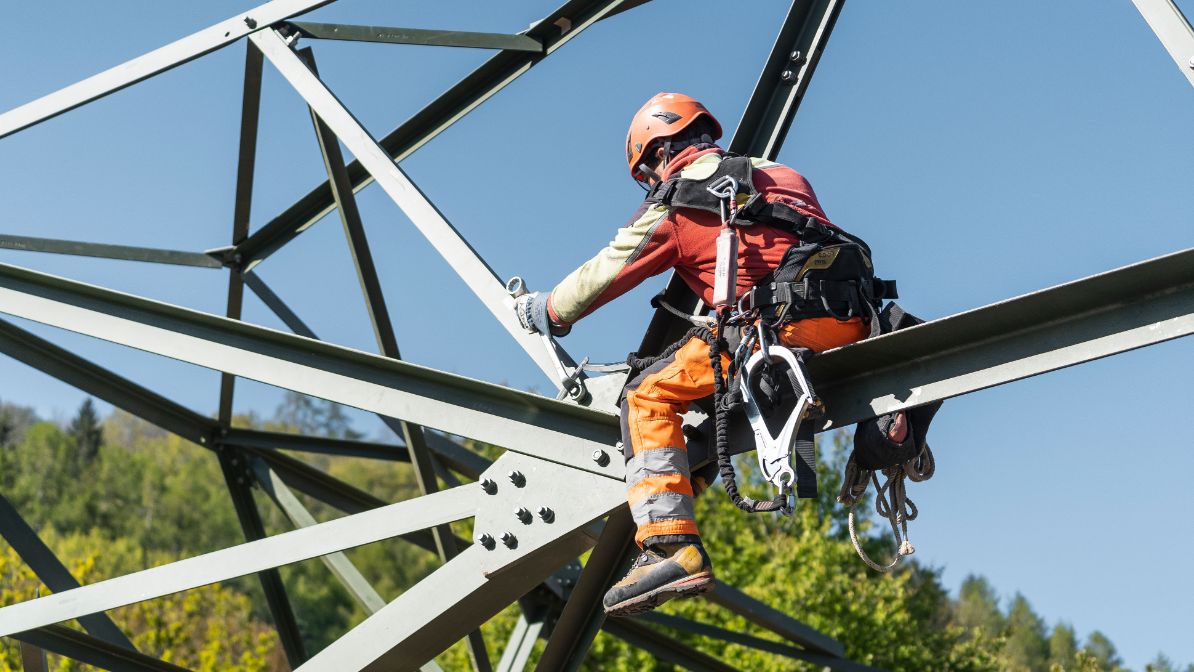 Montage de la base du pylône 132 à Chandoline, le 16 mai 2019