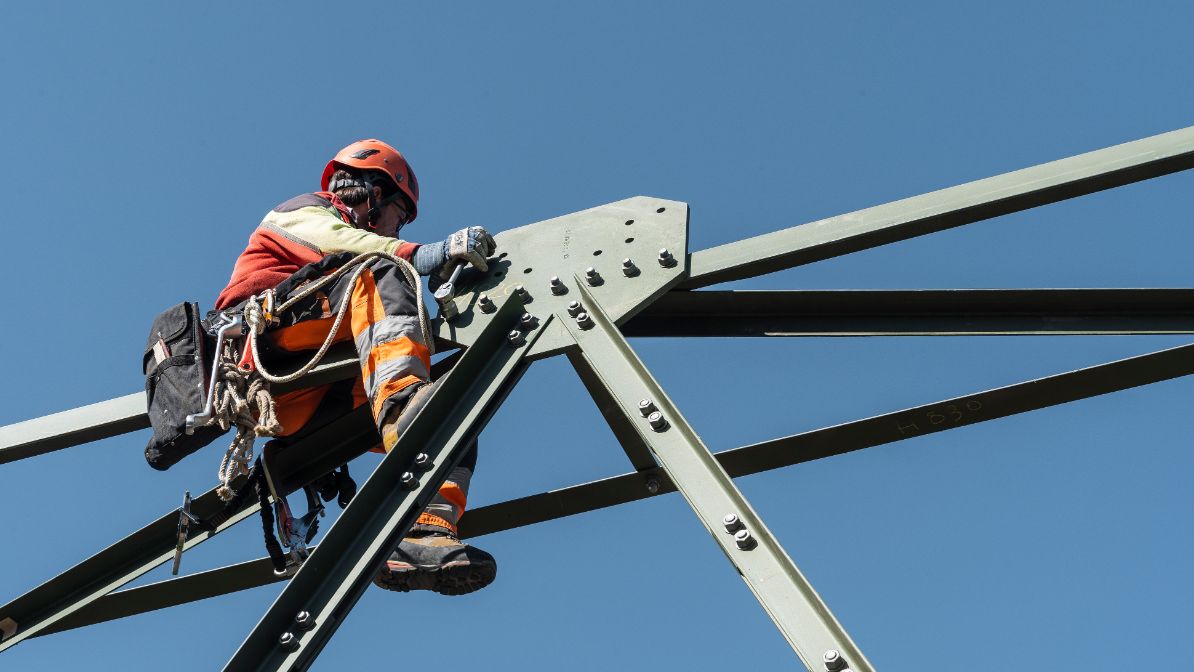 Montage de la base du pylône 132 à Chandoline, le 16 mai 2019