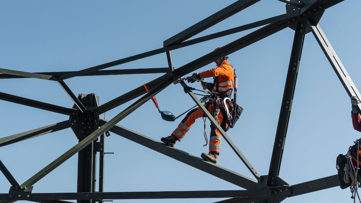 Montage de la base du pylône 132 à Chandoline, le 16 mai 2019