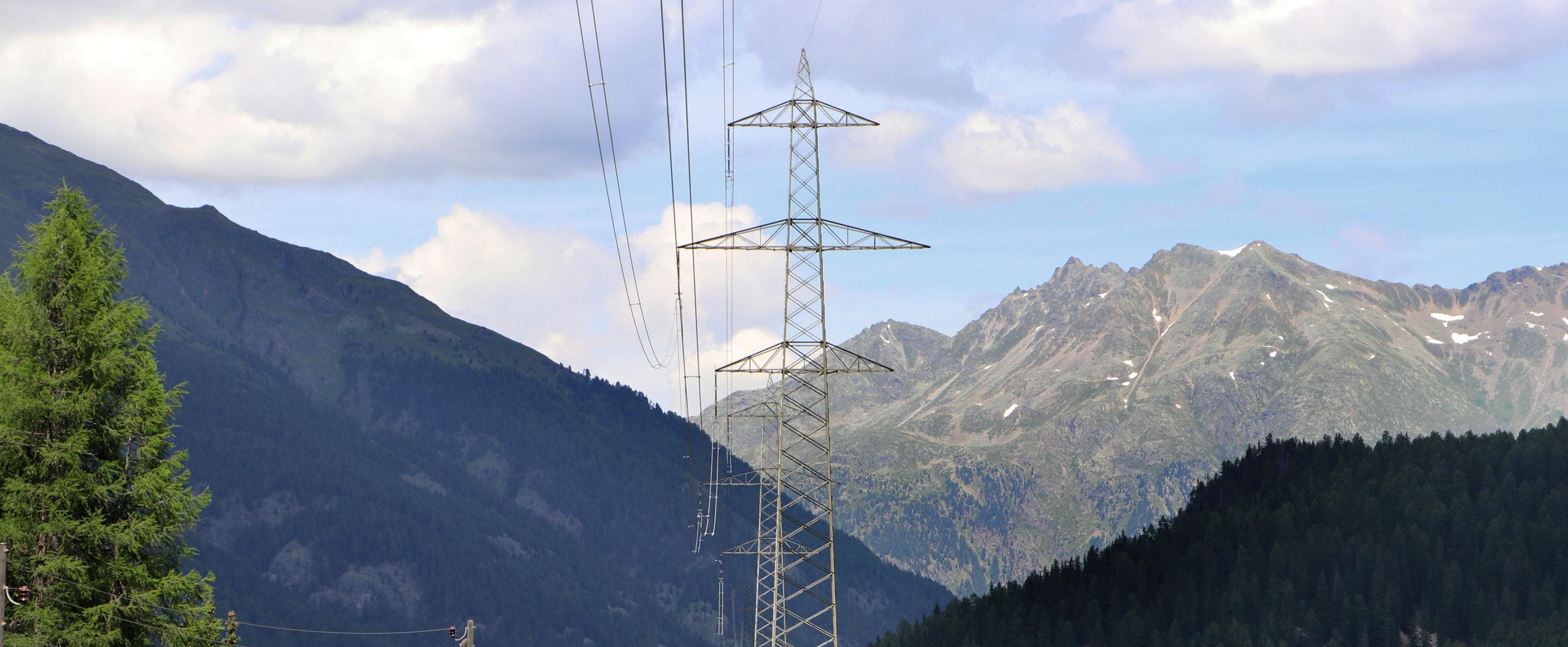 Between La Punt and Zernez, the pylons currently carry a line on only one side.